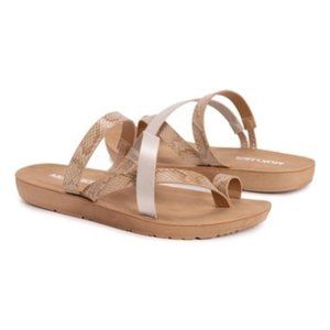 NWT Muk Luks Beige & Metallic Pearl Snake-Embossed About Town Toe-Loop Sandal